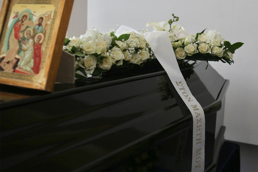 Αντώνης Λυμπέρης - Κηδεία: Πλήθος κόσμου και συγκίνηση στο τελευταίο «αντίο» στον εκδότη - Συντετριμμένη η οικογένεια του