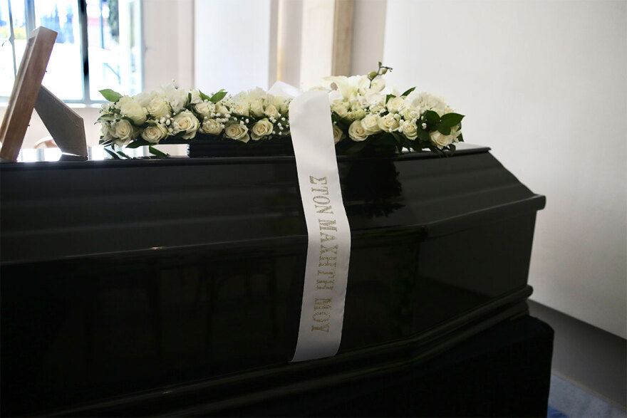 Αντώνης Λυμπέρης - Κηδεία: Πλήθος κόσμου και συγκίνηση στο τελευταίο «αντίο» στον εκδότη - Συντετριμμένη η οικογένεια του