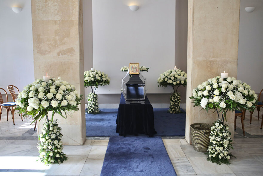 Αντώνης Λυμπέρης - Κηδεία: Πλήθος κόσμου και συγκίνηση στο τελευταίο «αντίο» στον εκδότη - Συντετριμμένη η οικογένεια του