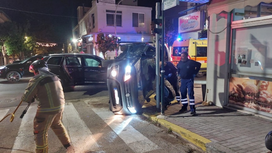 Τροχαίο στην Νέα Ερυθραία, απεγκλωβίστηκε άνδρας από ΙΧ που ανετράπη - Δείτε φωτογραφίες