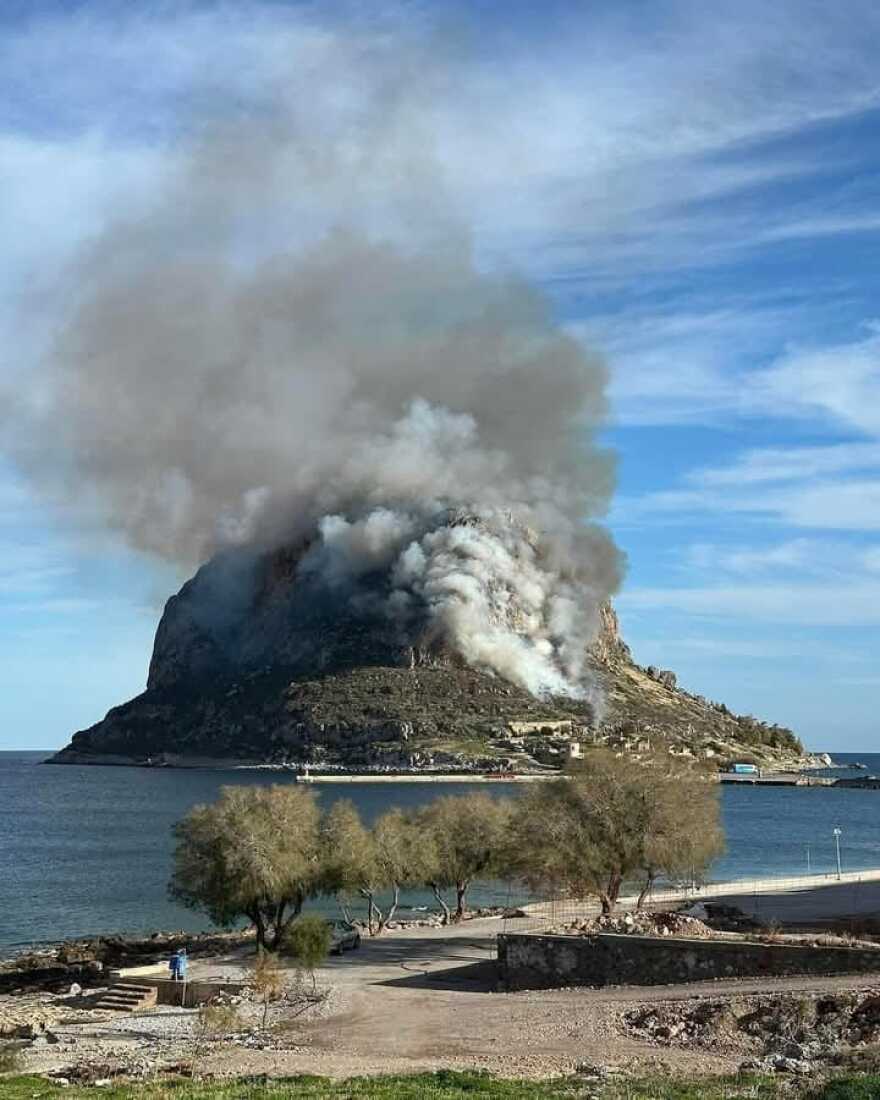 Yπό έλεγχο η φωτιά στη Μονεμβασιά