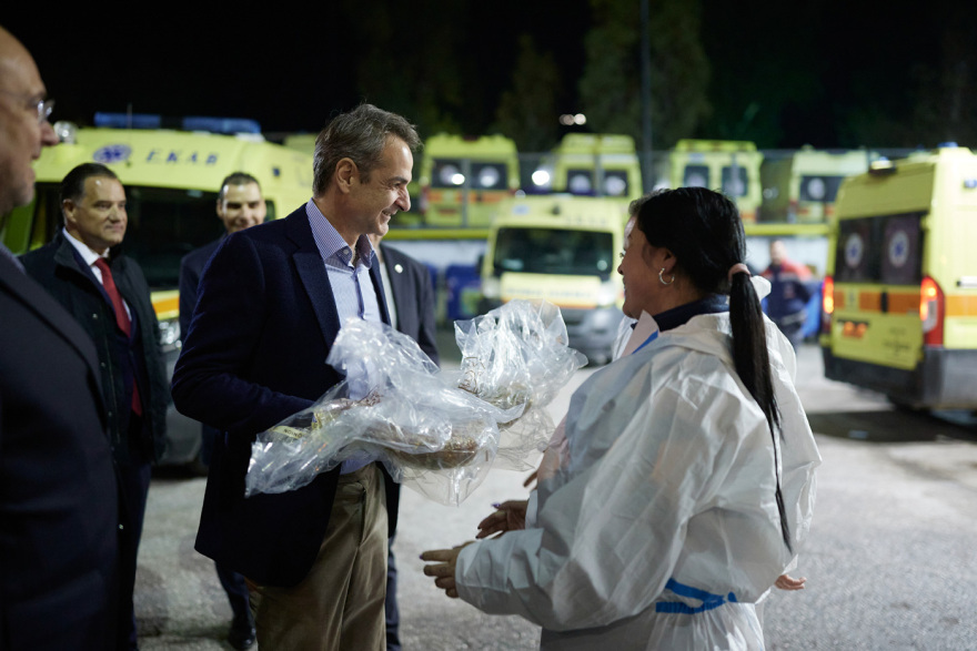 Το Συντονιστικό του ΕΚΑΒ επισκέφτηκε ο Μητσοτάκης - Έστειλε ευχές για το νέο έτος μέσω ασυρμάτου