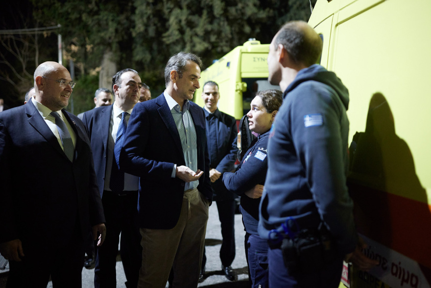 Το Συντονιστικό του ΕΚΑΒ επισκέφτηκε ο Μητσοτάκης - Έστειλε ευχές για το νέο έτος μέσω ασυρμάτου