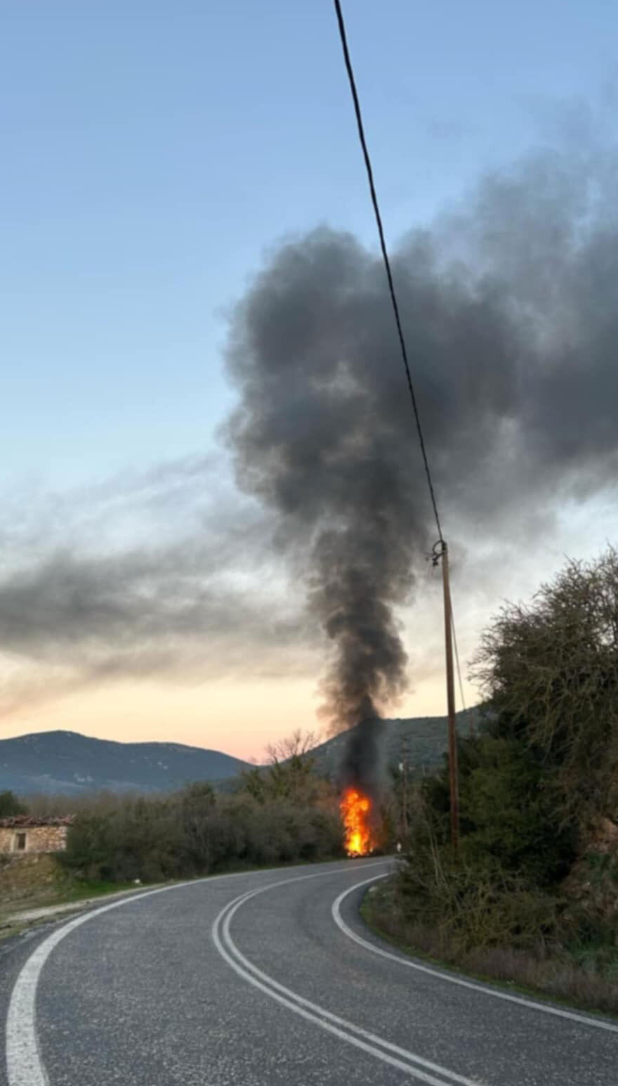 Βυτίνα: Σώθηκαν από θαύμα τρεις 20χρονοι, όταν το τζιπ τους έπεσε σε χαντάκι και έπιασε φωτιά  - Δείτε φωτογραφίες