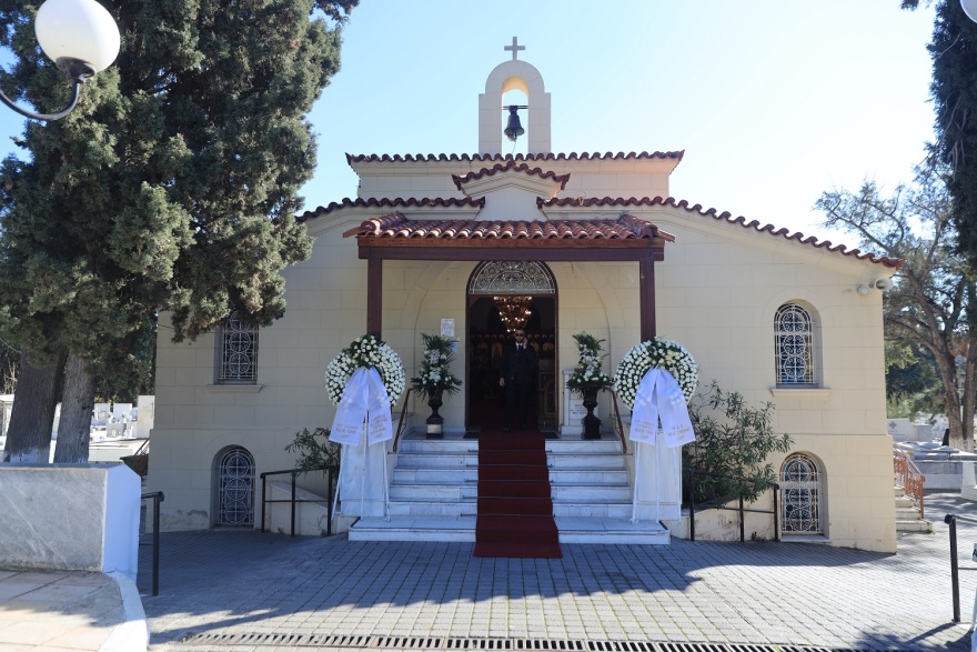 Σε εξέλιξη το λαϊκό προσκύνημα στην Καίτη Γκρέυ - Στις 15:00 η κηδεία της