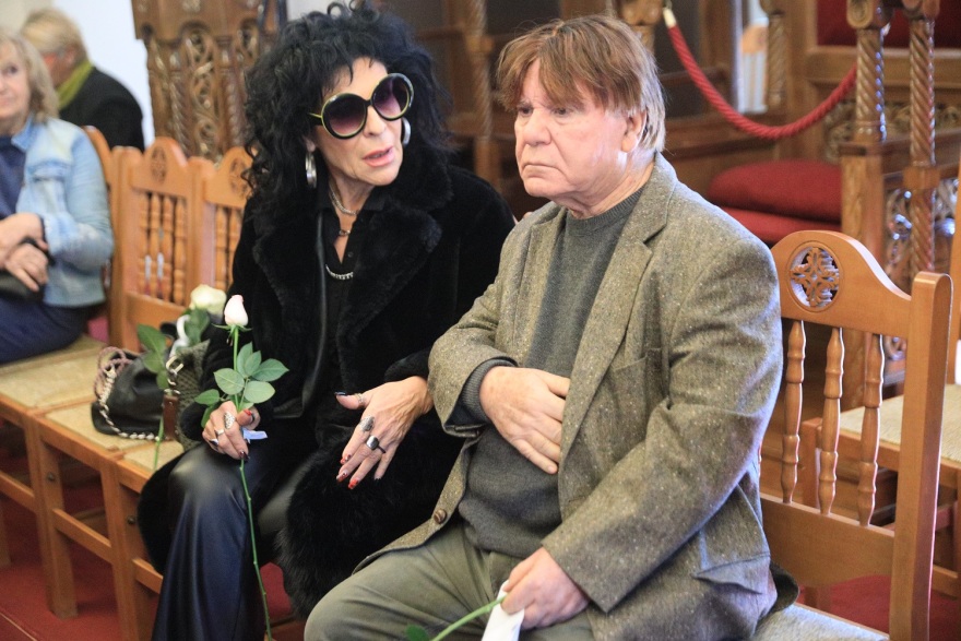 Σε εξέλιξη το λαϊκό προσκύνημα στην Καίτη Γκρέυ - Στις 15:00 η κηδεία της