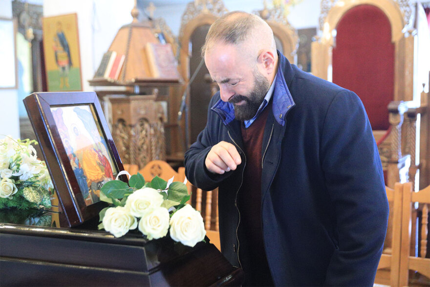 Σε εξέλιξη το λαϊκό προσκύνημα στην Καίτη Γκρέυ - Στις 15:00 η κηδεία της