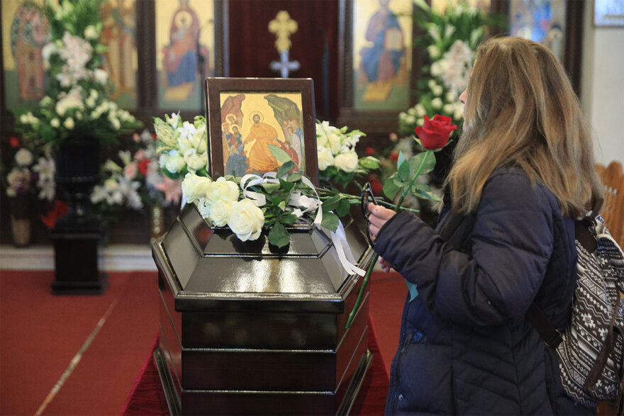 Σε εξέλιξη το λαϊκό προσκύνημα στην Καίτη Γκρέυ - Στις 15:00 η κηδεία της