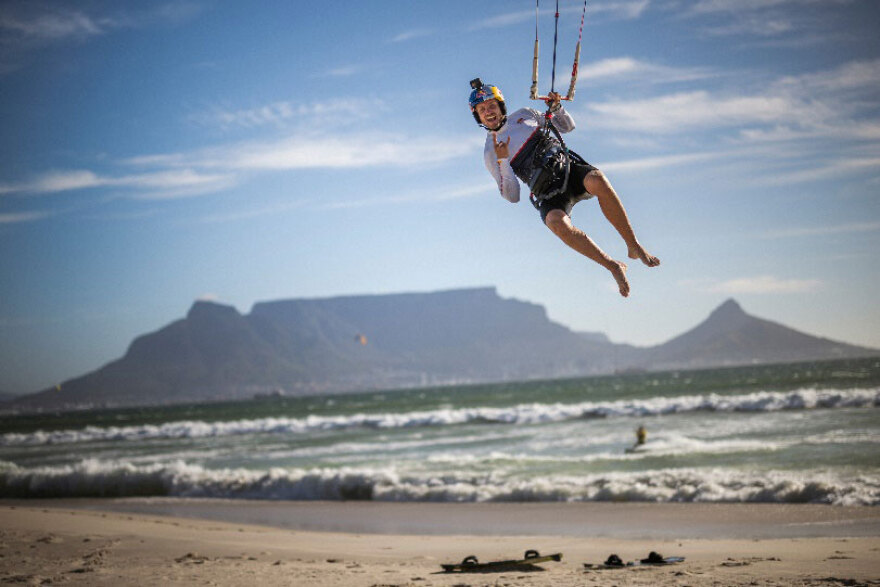 Ένα kitesurf εκτελεί άλμα πάνω από αεροπλάνο και καταγράφει παγκόσμιο ρεκόρ
