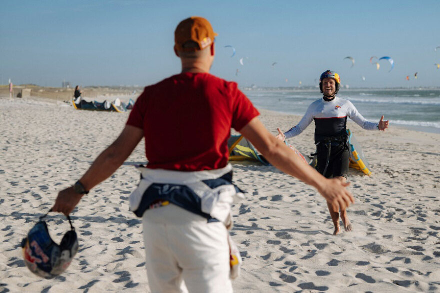 Ένα kitesurf εκτελεί άλμα πάνω από αεροπλάνο και καταγράφει παγκόσμιο ρεκόρ