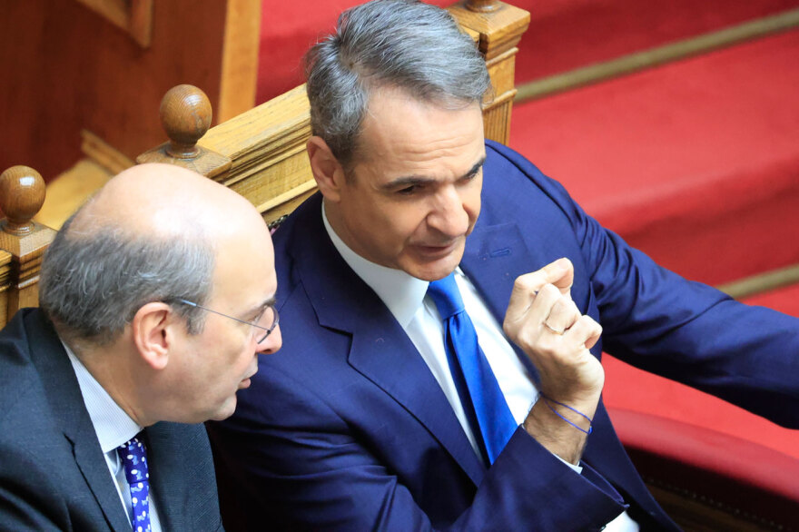 Πηγαδάκια, χαμόγελα, τραυματίες και νυσταγμένοι στη δεύτερη ψηφοφορία για ΠτΔ - Δείτε φωτογραφίες