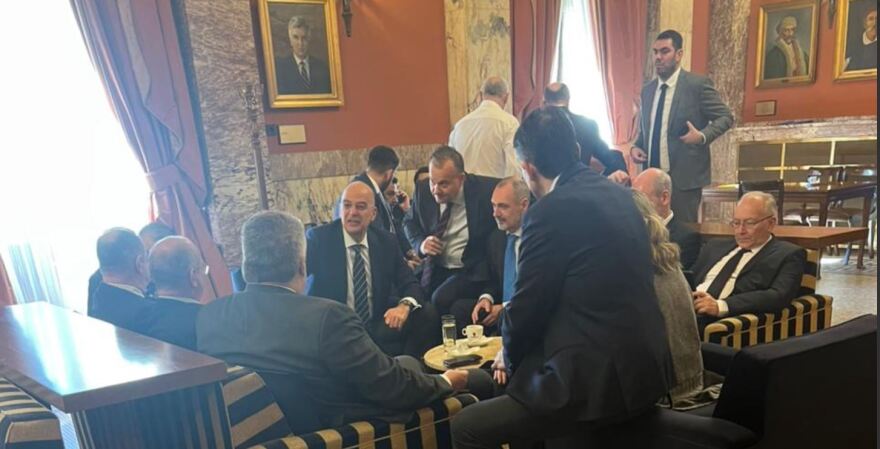 Πηγαδάκια, χαμόγελα, τραυματίες και νυσταγμένοι στη δεύτερη ψηφοφορία για ΠτΔ - Δείτε φωτογραφίες