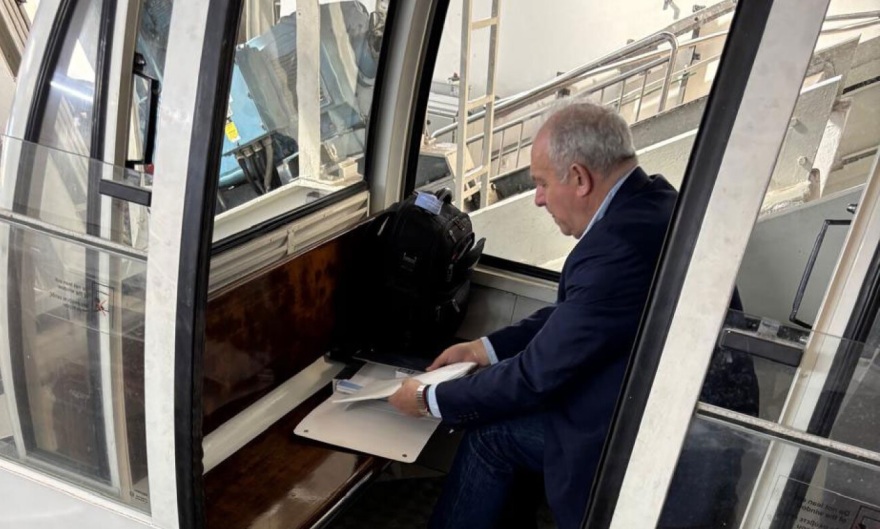 Αυτοψία Λέκκα στο Παλιό Λιμάνι της Σαντορίνης, στο ύψος του τελεφερίκ, λόγω κινδύνου κατολισθήσεων 