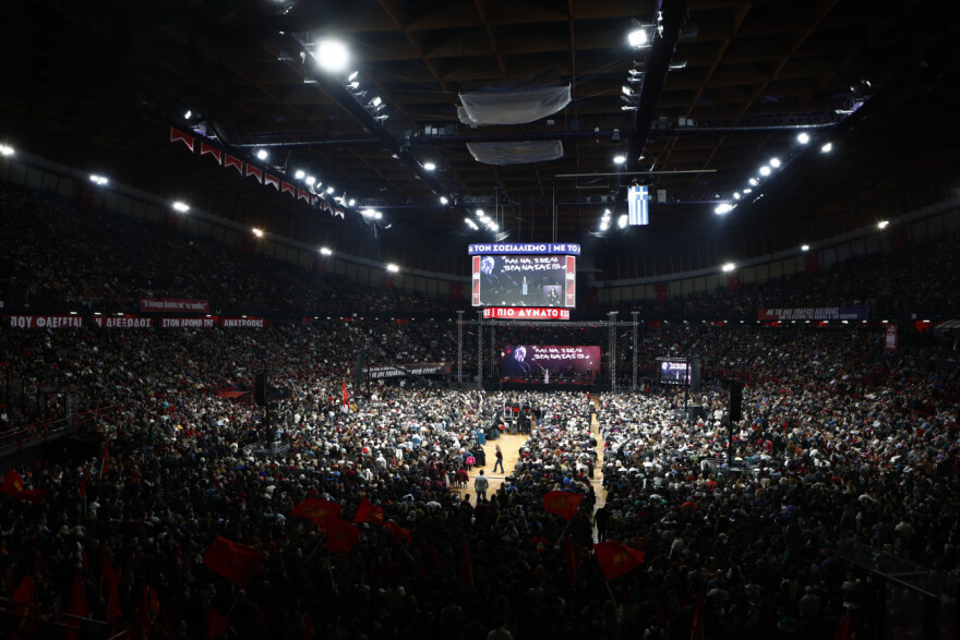 Θάνος Μικρούτσικος: Χιλιάδες κόσμου, αθάνατα τραγούδια και συγκίνηση στη συναυλία - αφιέρωμα στο ΣΕΦ