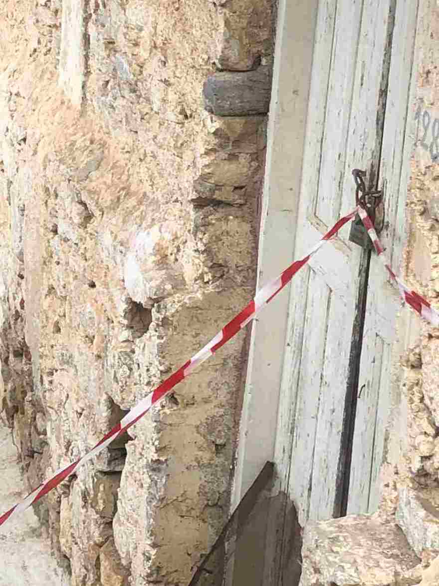 Ο Δήμος Αμοργού σφραγίζει σπίτια με κόκκινες κορδέλες εν μέσω σεισμών - Δείτε φωτογραφίες