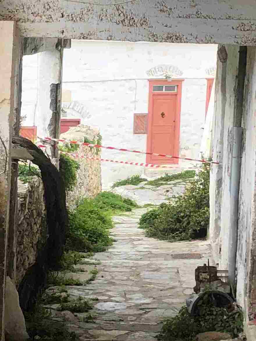 Ο Δήμος Αμοργού σφραγίζει σπίτια με κόκκινες κορδέλες εν μέσω σεισμών - Δείτε φωτογραφίες