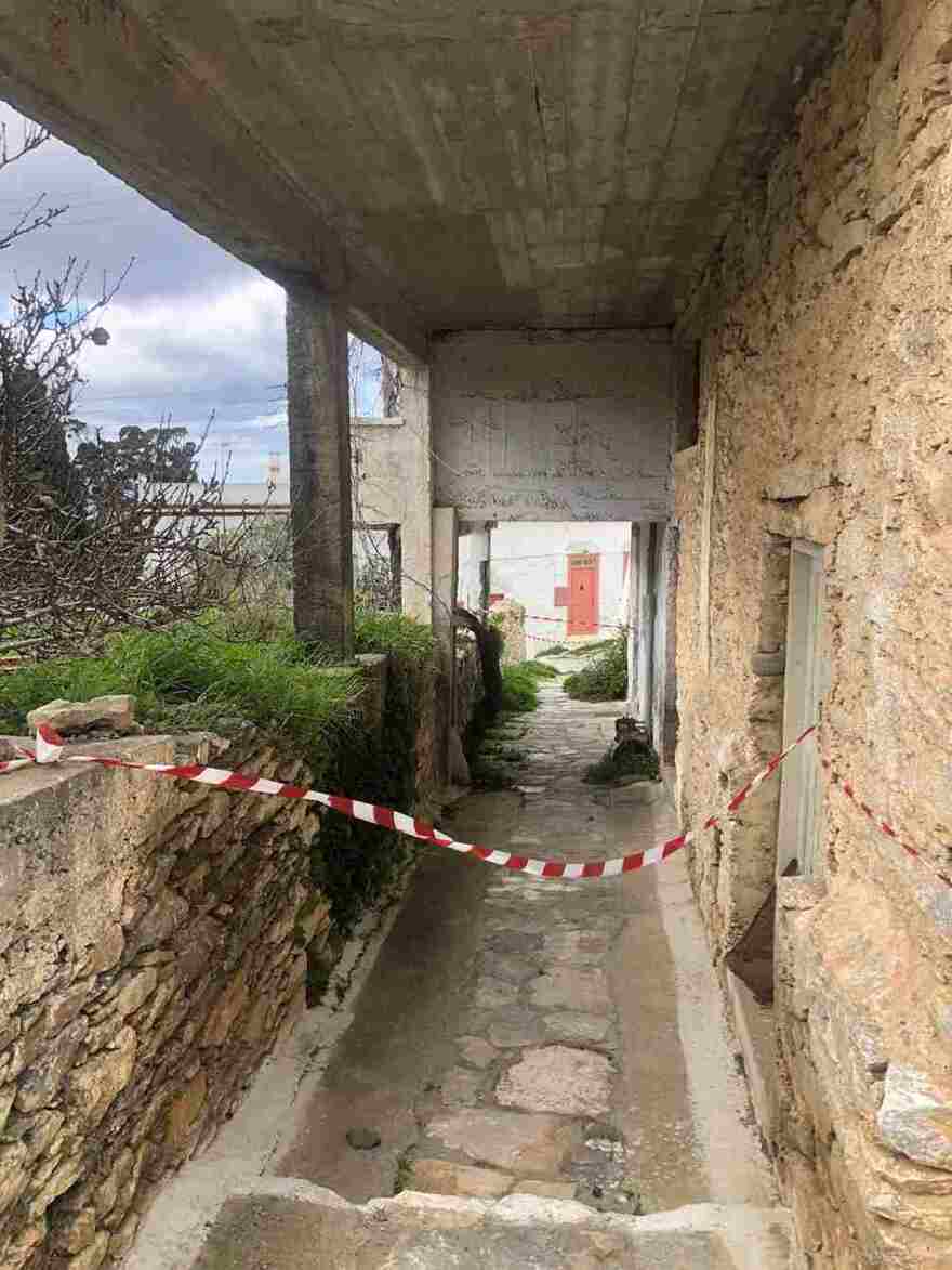 Ο Δήμος Αμοργού σφραγίζει σπίτια με κόκκινες κορδέλες εν μέσω σεισμών - Δείτε φωτογραφίες