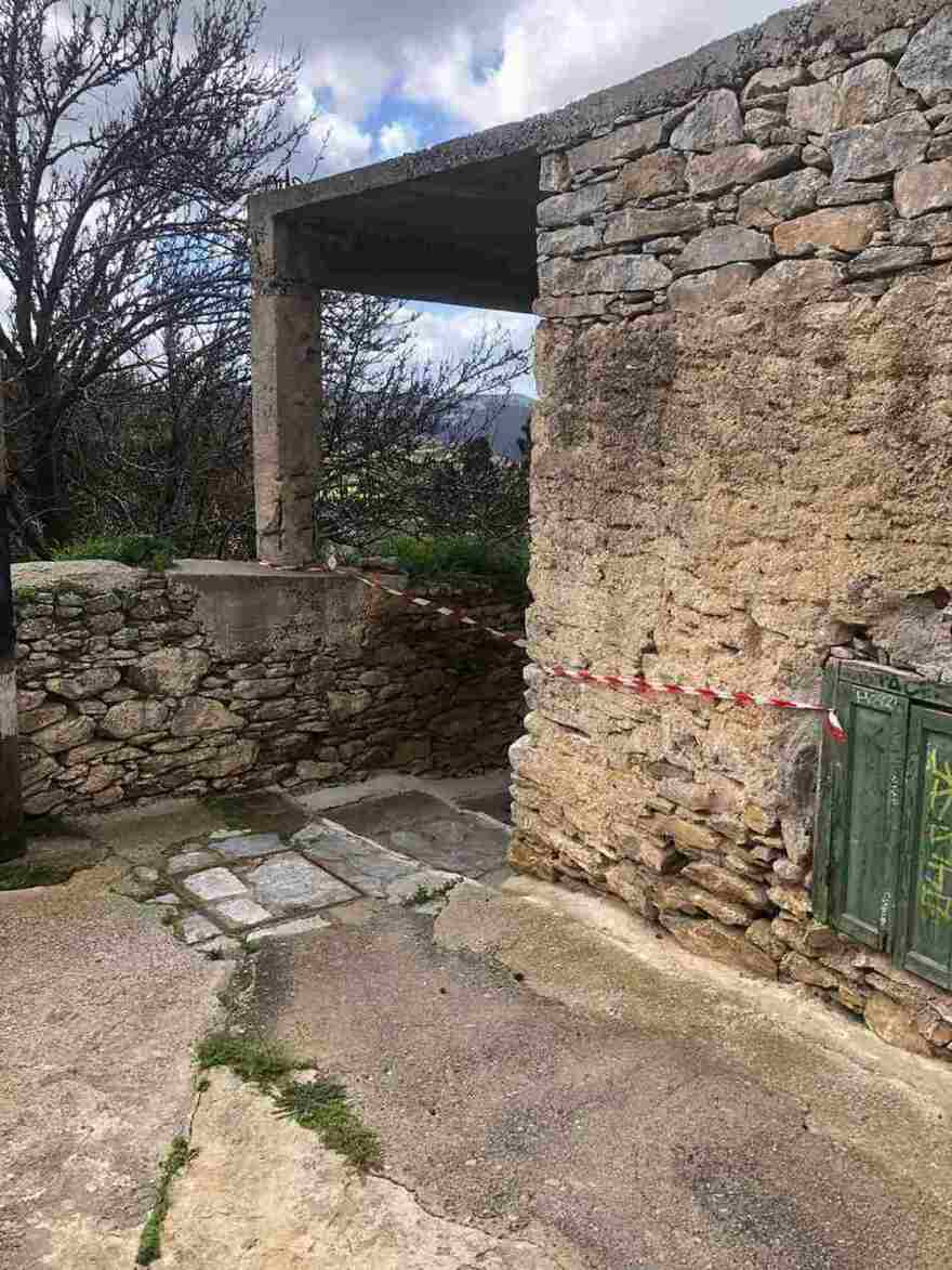 Ο Δήμος Αμοργού σφραγίζει σπίτια με κόκκινες κορδέλες εν μέσω σεισμών - Δείτε φωτογραφίες