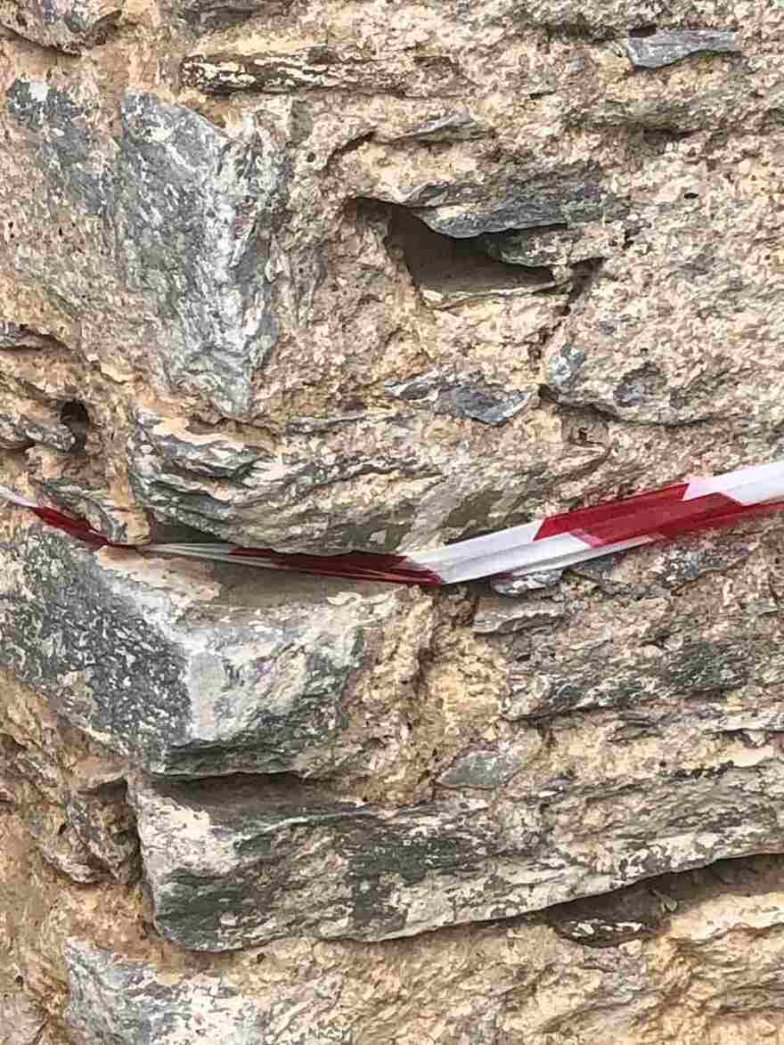 Ο Δήμος Αμοργού σφραγίζει σπίτια με κόκκινες κορδέλες εν μέσω σεισμών - Δείτε φωτογραφίες