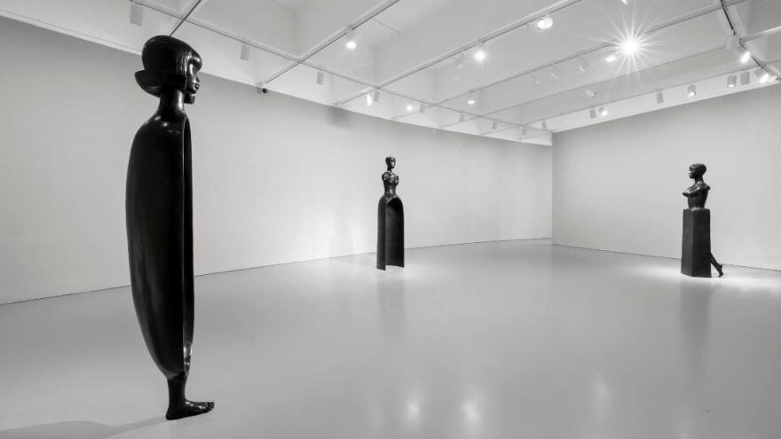  Σιμόν Λι: Η πρώτη Αφροαμερικανίδα γλύπτρια που εκπροσώπησε τις ΗΠΑ στην Μπιενάλε της Βενετίας κάνει έκθεση στην Αθήνα