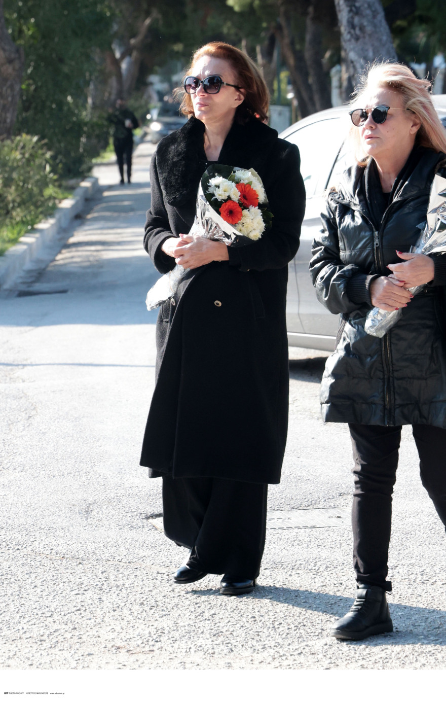 Μαίρη Βιδάλη: Συγκινημένη στην κηδεία του Πάνου Τουλιάτου - Συγγενείς και φίλοι λένε το τελευταίο «αντίο» στον ηθοποιό