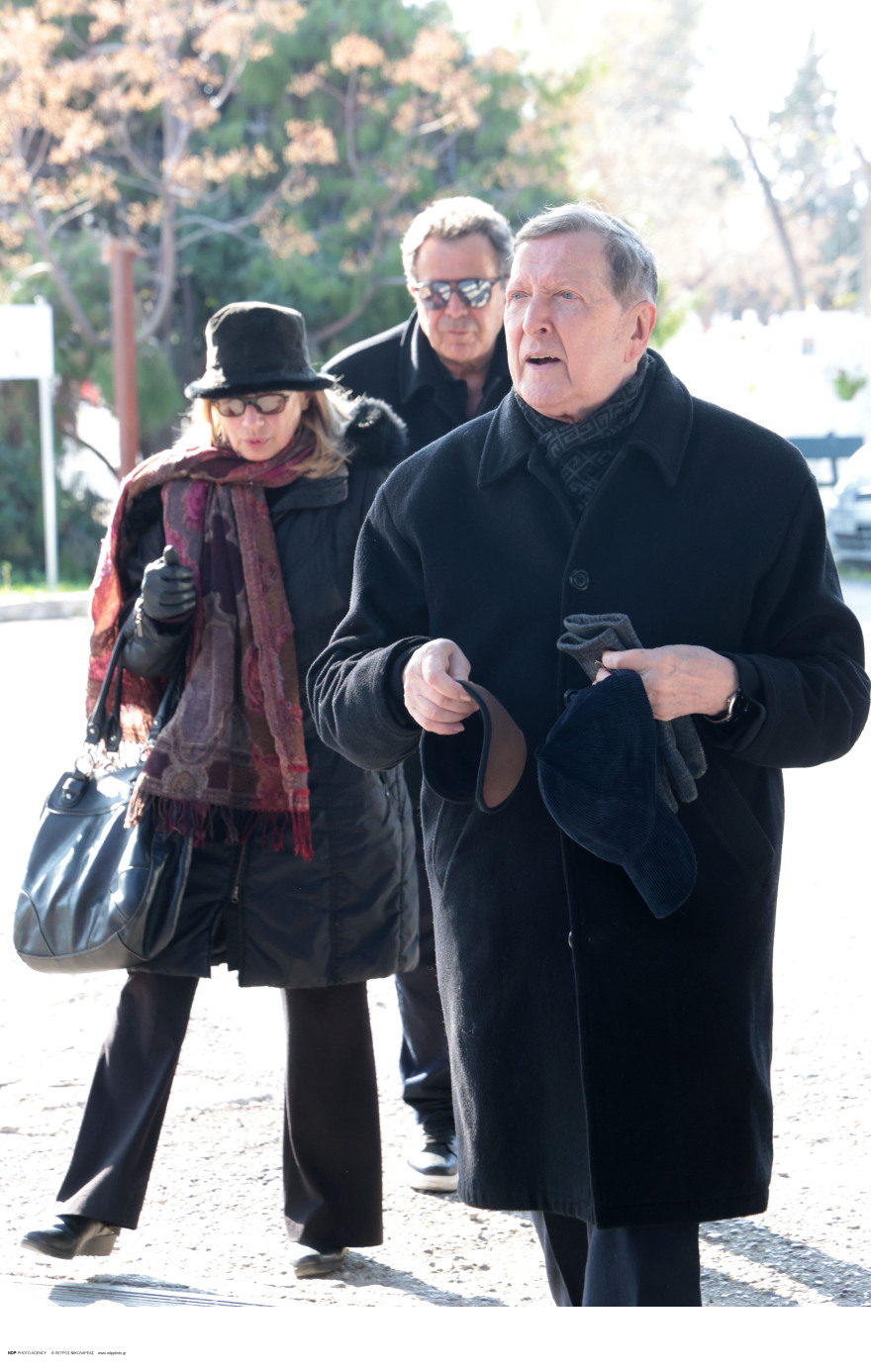 Μαίρη Βιδάλη: Συγκινημένη στην κηδεία του Πάνου Τουλιάτου - Συγγενείς και φίλοι λένε το τελευταίο «αντίο» στον ηθοποιό