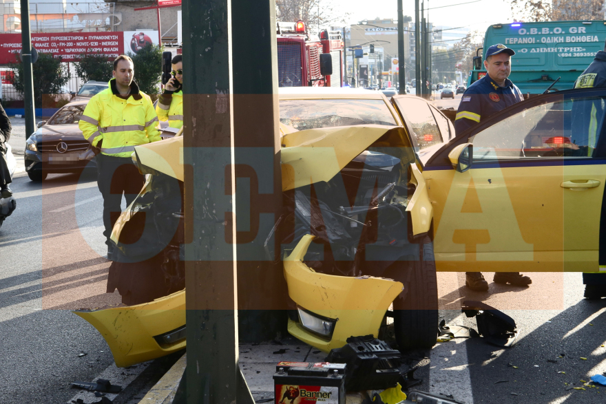 Ταξί καρφώθηκε σε κολώνα στην Πειραιώς: Νεκρός ο οδηγός, διασωληνωμένη σε κρίσιμη κατάσταση η επιβάτιδα 