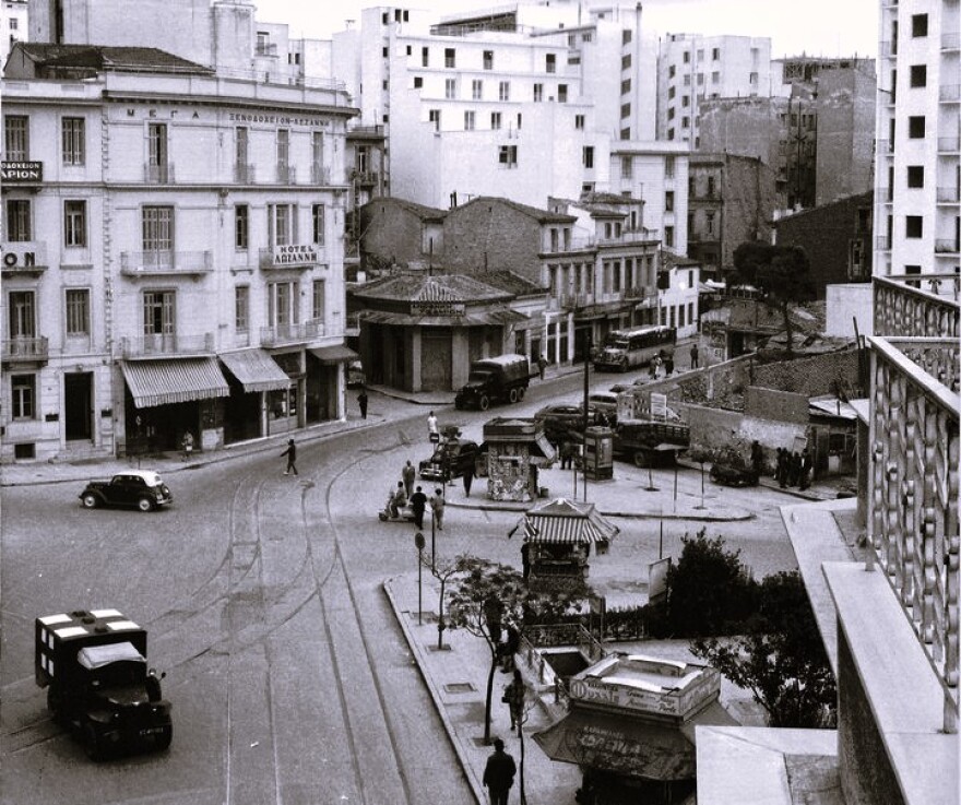 «Έλα να μάθεις στην πλατεία Βάθης...» – Η μακρά ιστορία μίας μεταλλαγμένης πλατείας