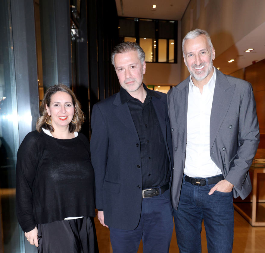 Καλλιτέχνες, επιχειρηματίες και δημοσιογράφοι στην παρουσίαση του βιβλίου του Δαμιανού Πάντα «Κόκκινο σύννεφο»