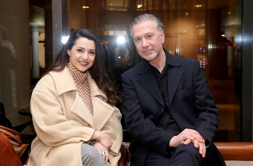 Καλλιτέχνες, επιχειρηματίες και δημοσιογράφοι στην παρουσίαση του βιβλίου του Δαμιανού Πάντα «Κόκκινο σύννεφο»