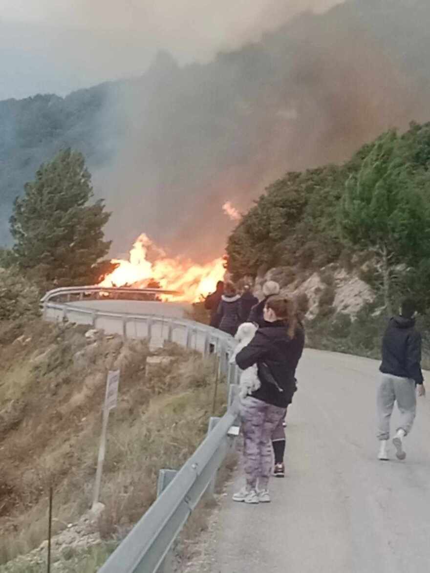 Φωτιά στη Λευκάδα - Μήνυμα του 112, εκκενώνουν τον Άγιο Νικήτα