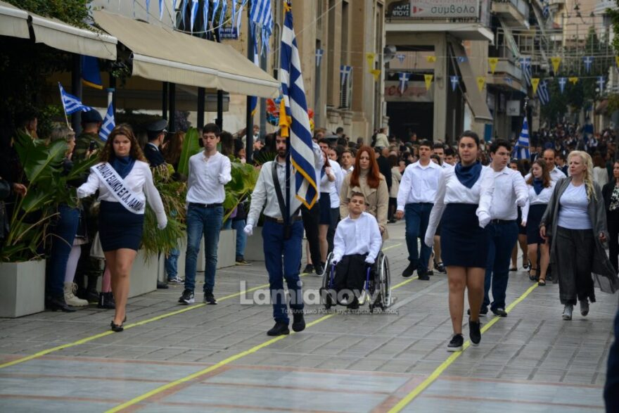 Μαθητής στη Λαμία σηκώθηκε από το αμαξίδιο και παρέλασε όρθιος συγκινώντας το κοινό