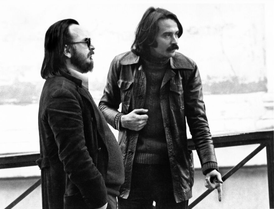 Λάκης Παπαστάθης: Αφιέρωμα του Μουσείου Μπενάκη στον σκηνοθέτη του «Παρασκηνίου», της μακροβιότερης εκπομπής πολιτισμού 