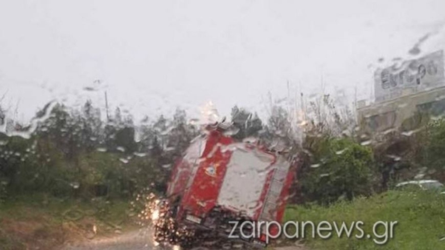 Όχημα της πυροσβεστικής στα Χανιά έπεσε σε χαντάκι, λόγω της κακοκαιρίας  - Απεγκλωβίστηκαν οδηγοί