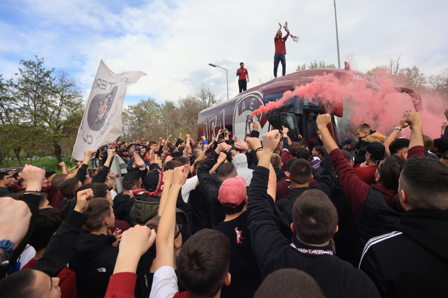 Στο... πόδι η Λάρισα - Αποθεωτική υποδοχή στην ομάδα της ΑΕΛ για τη μεγάλη επιστροφή στη Super League - Βίντεο, φωτογραφίες 