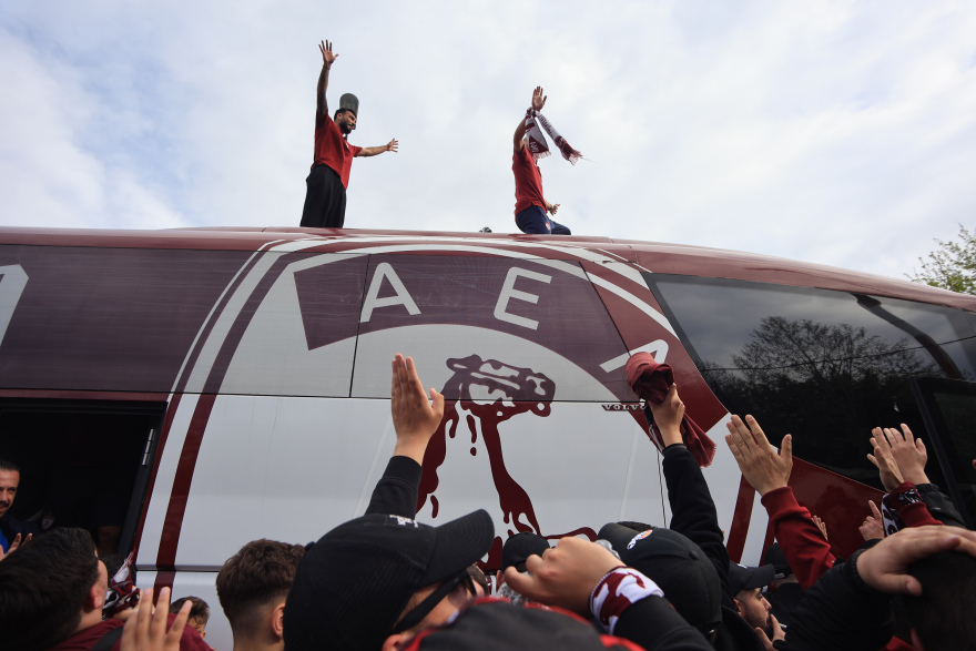 Στο... πόδι η Λάρισα - Αποθεωτική υποδοχή στην ομάδα της ΑΕΛ για τη μεγάλη επιστροφή στη Super League - Βίντεο, φωτογραφίες 