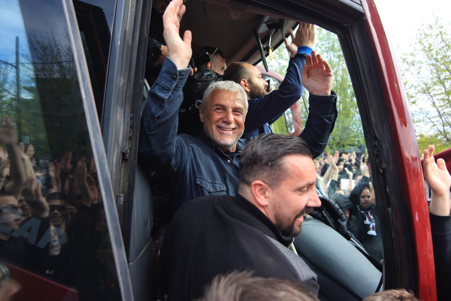 Στο... πόδι η Λάρισα - Αποθεωτική υποδοχή στην ομάδα της ΑΕΛ για τη μεγάλη επιστροφή στη Super League - Βίντεο, φωτογραφίες 