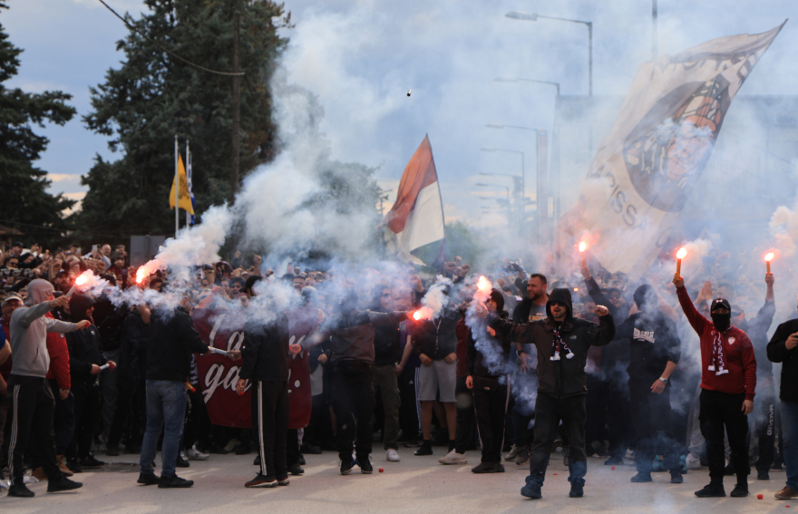 Στο... πόδι η Λάρισα - Αποθεωτική υποδοχή στην ομάδα της ΑΕΛ για τη μεγάλη επιστροφή στη Super League - Βίντεο, φωτογραφίες 