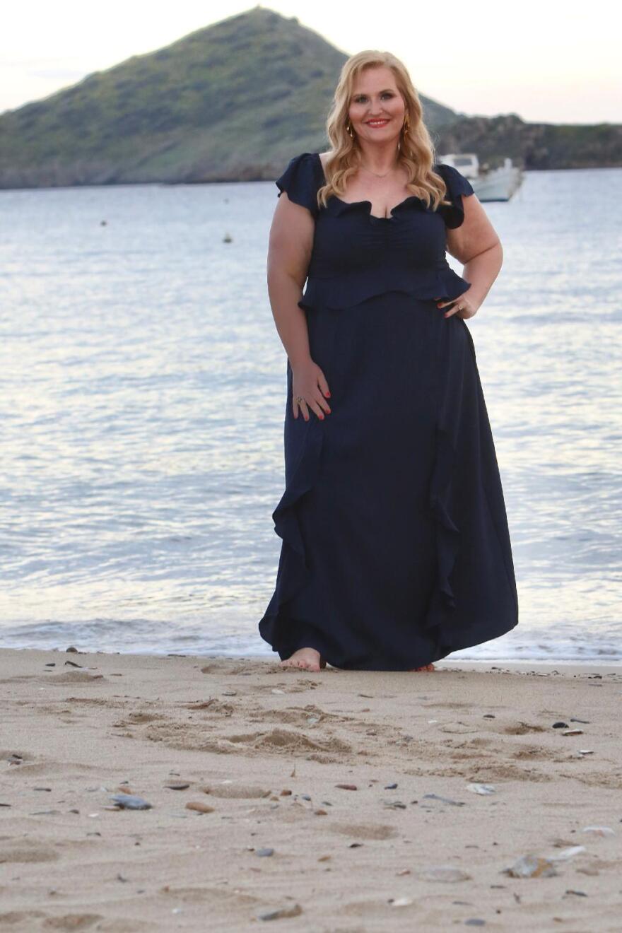 Η Amy Brock μιλά για το πνευματικό της ταξίδι, τη Σαντορίνη και το best seller που ενέπνευσε χιλιάδες αναγνώστες