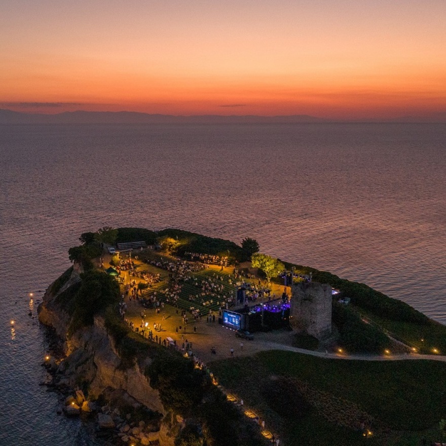 Sani Festival: Επιστρέφει το καλοκαίρι με Γκλόρια Γκέινορ, Νόρα Τζόουνς και άλλα μεγάλα ονόματα της μουσικής Sani Festival: Επιστρέφει το καλοκαίρι με Γκλόρια Γκέινορ, Νόρα Τζόουνς και άλλα μεγάλα ονόματα της μουσικής