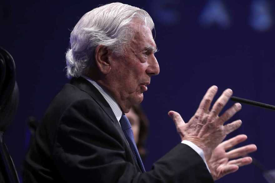 Μάριο Βάργκας Λιόσα: Ο Νομπελίστας με τον πολυτάραχο βίο - Παντρεύτηκε τη θεία και την ξαδέρφη του, «απομυθοποίησε» τον Κάστρο 