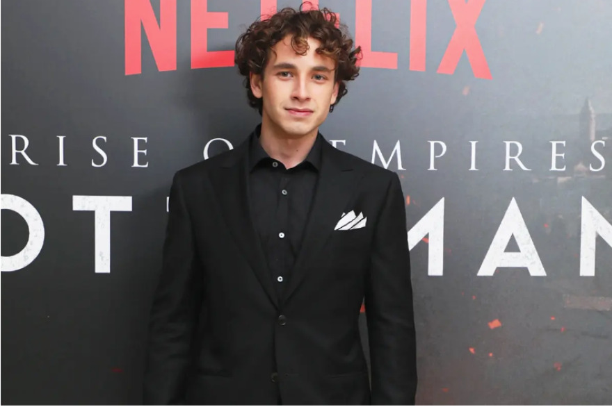 Cem Yiğit Üzümoğlu: Ποιος είναι ο Τούρκος ηθοποιός που ακύρωσε την εμφάνισή του σε ελληνικό θέατρο λόγω απαγόρευσης Ερντογάν 