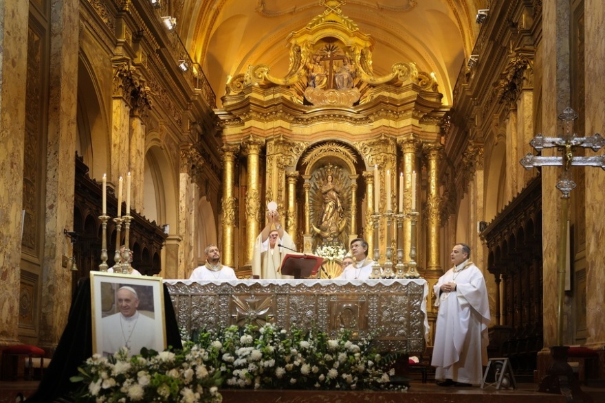 Πάπας Φραγκίσκος: Χιλιάδες πιστοί σε όλον τον κόσμο θρηνούν - Δείτε φωτογραφίες