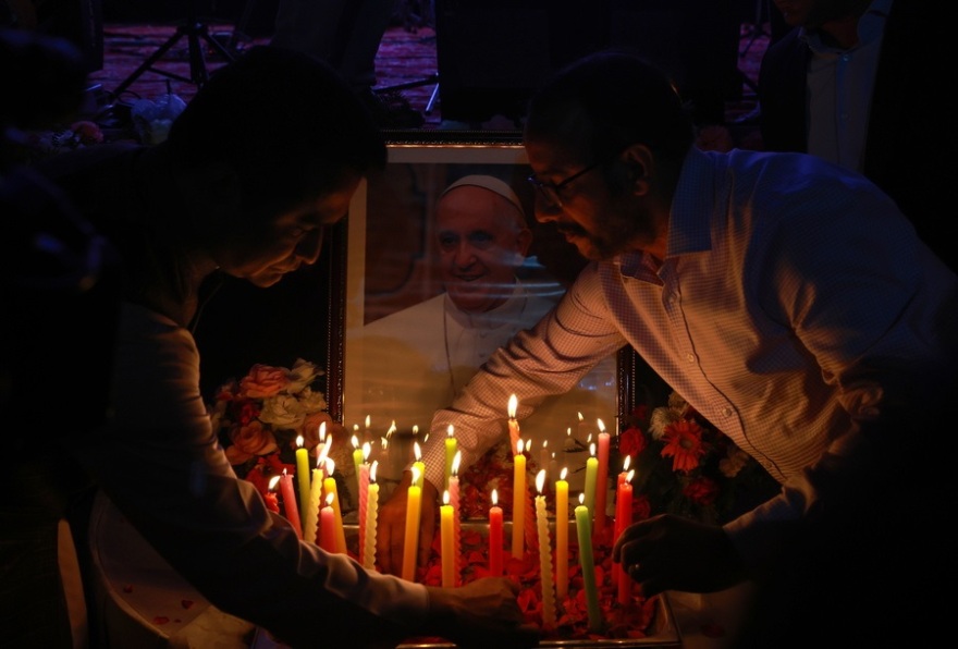 Χιλιάδες πιστοί σε όλον τον κόσμο θρηνούν για τον Πάπα Φραγκίσκο - Δείτε φωτογραφίες από κάθε γωνιά του πλανήτη