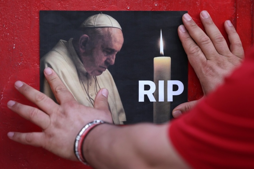 Χιλιάδες πιστοί σε όλον τον κόσμο θρηνούν για τον Πάπα Φραγκίσκο - Δείτε φωτογραφίες από κάθε γωνιά του πλανήτη