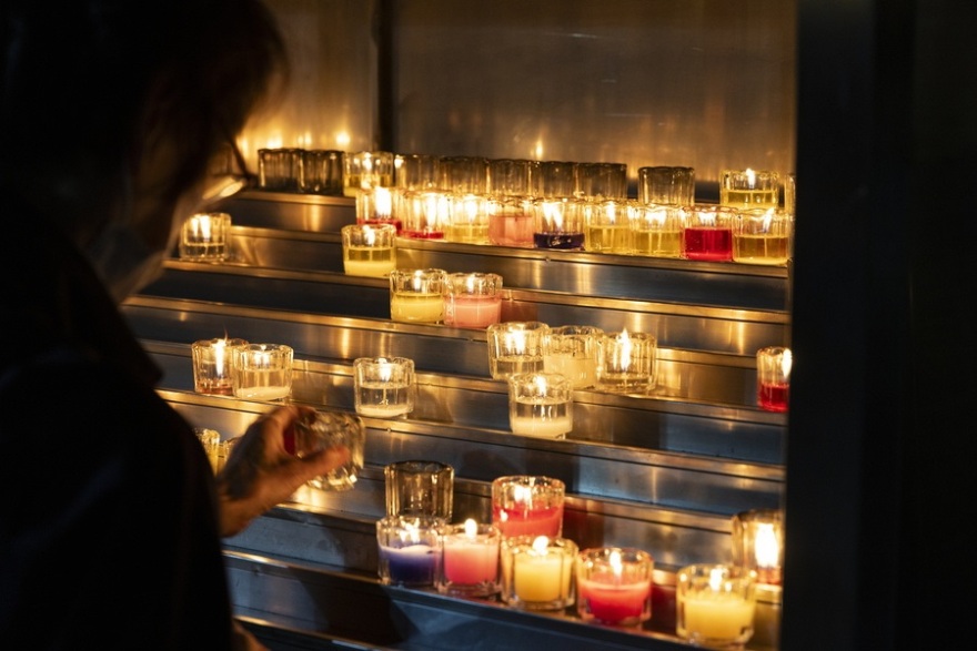 Χιλιάδες πιστοί σε όλον τον κόσμο θρηνούν για τον Πάπα Φραγκίσκο - Δείτε φωτογραφίες από κάθε γωνιά του πλανήτη