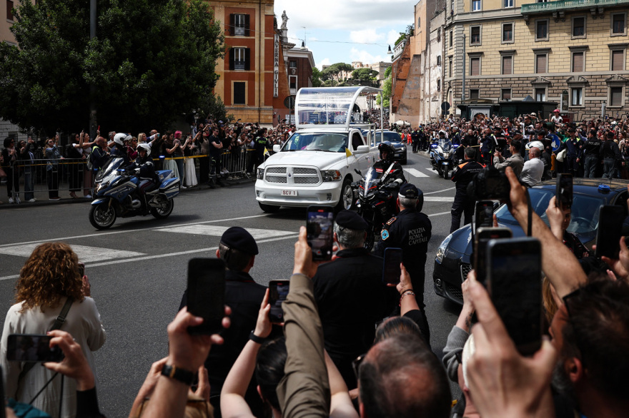 Δείτε βίντεο και φωτογραφίες από τους ηγέτες και το τελετουργικό στην κηδεία του Πάπα Φραγκίσκου 