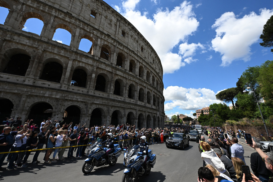 Δείτε βίντεο και φωτογραφίες από τους ηγέτες και το τελετουργικό στην κηδεία του Πάπα Φραγκίσκου 