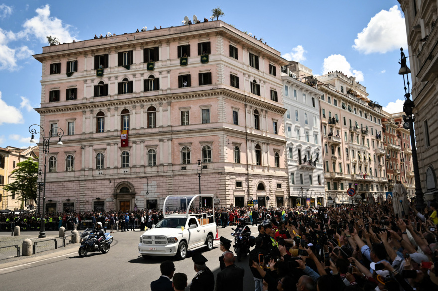 Δείτε βίντεο και φωτογραφίες από τους ηγέτες και το τελετουργικό στην κηδεία του Πάπα Φραγκίσκου 