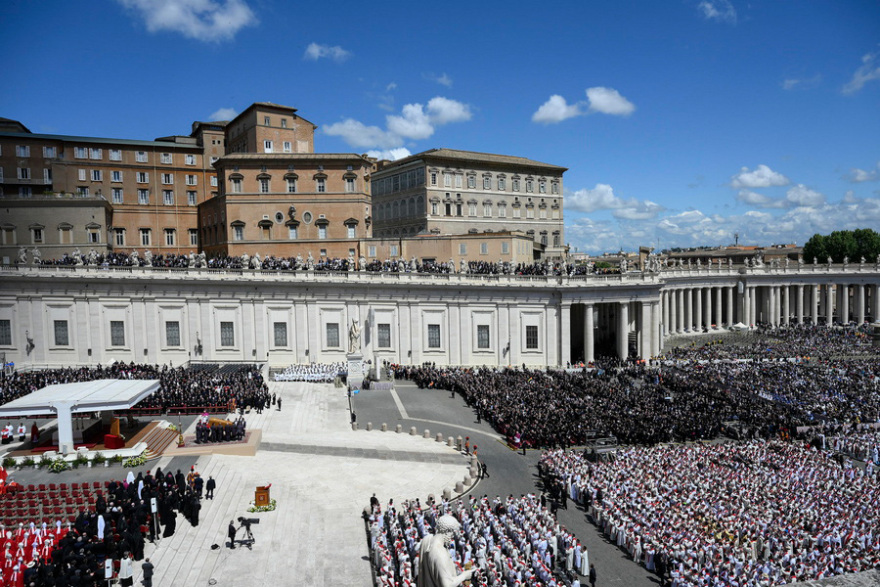 Δείτε βίντεο και φωτογραφίες από τους ηγέτες και το τελετουργικό στην κηδεία του Πάπα Φραγκίσκου 